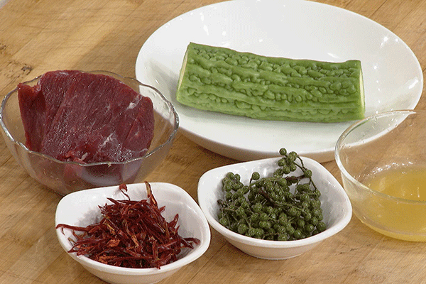 《养生厨房》苦瓜炒牛肉 《养生厨房》苦瓜炒牛肉