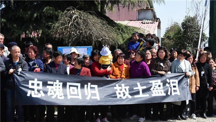 近日，海军某部一架战机在海南省乐东县境内组织飞行训练时失事，两名飞行员不幸牺牲，其中一名飞行员任永涛是陕西省西安市鄠邑区人。3月18日，在鄠邑区举行“接英雄烈士回家”纪念活动，不少民众来到现场缅怀英烈。