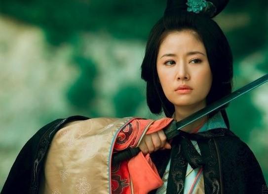 官越做越大,彭羕没有吸取髡钳的教训,又恢复了狂妄自大的性格,身边的