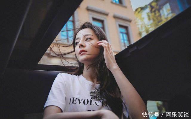 迪丽热巴关晓彤同穿蛋糕裙,一个美如少女一个