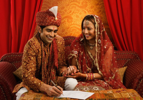 印度，印度嫁妆的置办费用为6万美元-13万美元。印度的传统习俗认为，新娘嫁妆中的黄金越多，婚后生活越富足，因此，新郎一 家会想方设法索要黄金。有时候女方为了婚礼也会砸锅卖铁凑嫁妆。