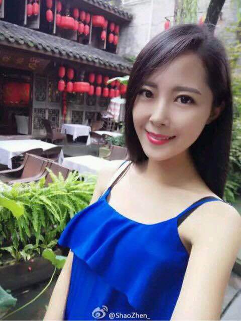 国足踢球踢得不漂亮 他们老婆一个比一个漂亮