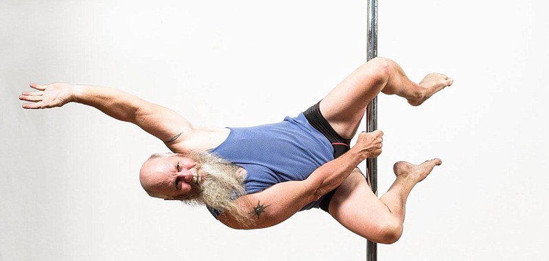 组图-55岁中年大叔沉迷钢管舞 引无数网友称赞