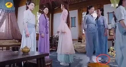 赵丽颖身高尴尬不已,同剧组演员拍戏叫苦:垫脚