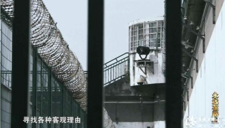 室内所有永久性设施都被去掉了棱角，被打磨成圆形。铁丝、碎玻璃片、绳索甚至布条，以及易燃易爆物品，总之，一切可能被用来行凶、自杀、越狱的工具都在这里绝迹。