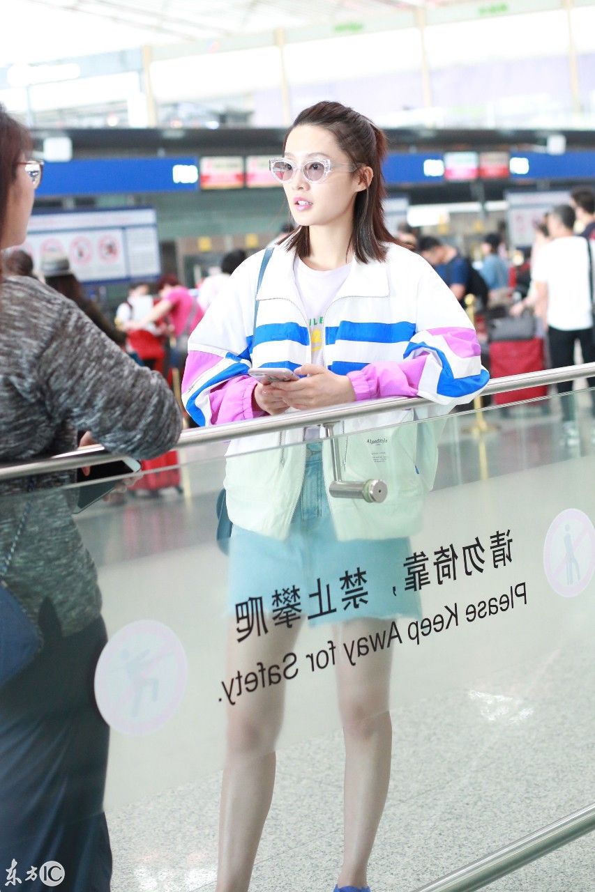 李沁外套搭配牛仔裙现身机场,网友:鞋子颜色和