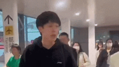 王楚钦机场怒怼跟拍者!体育明星被粉丝所困 这种尴尬该如何化解? 王楚钦机场怒怼跟拍者!体育明星被粉丝所困 这种尴尬该如何化解?