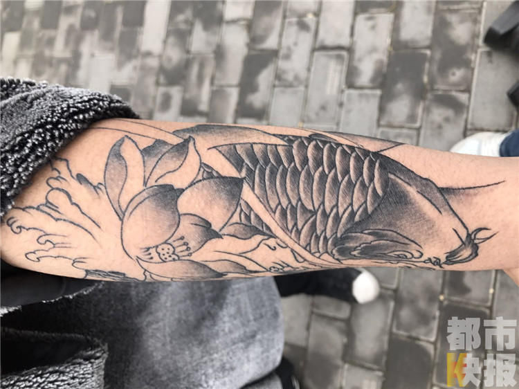 西安15岁少年花七百元在胳膊上纹"锦鲤" 愁坏家长锦鲤纹身