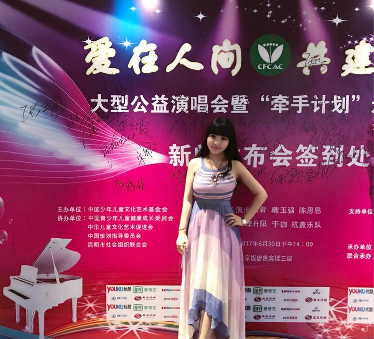 著名女画家关琪为云南儿童捐赠画作 著名女画家关琪为云南儿童捐赠画作