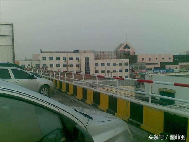 小区停车场究竟属于谁?听物业老阿姨一番话,才