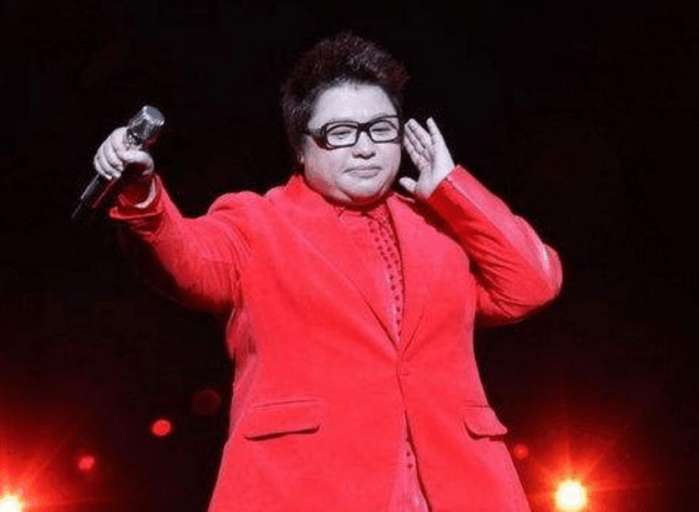 假唱明星真把观众当傻子: 萨顶顶话筒拿反了, 那