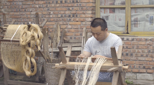 而要制作优质的夏布是很难的,匠人们首先要选取质地优良的苎麻,接着要