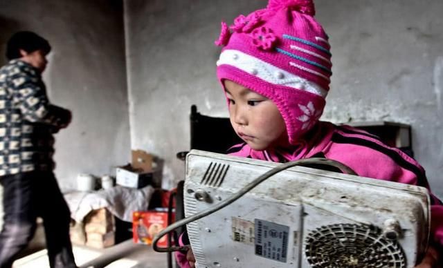 父亲意外瘫痪母亲再嫁他人,三岁女童独自照顾