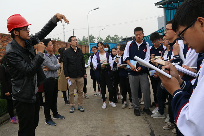 让课堂走进企业--应城一中师生到新都公司考察