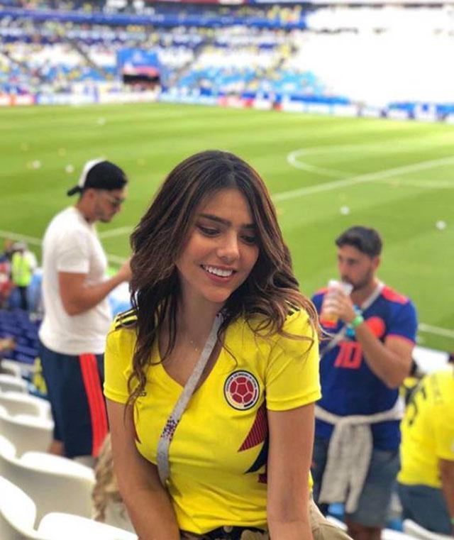 世界杯一女球迷意外走红 腰细如A4纸，长相俊俏笑容甜美