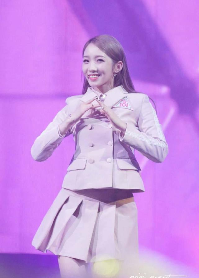 杨超越,孟美岐,吴宣仪:粉色超短裙,白色长筒袜,