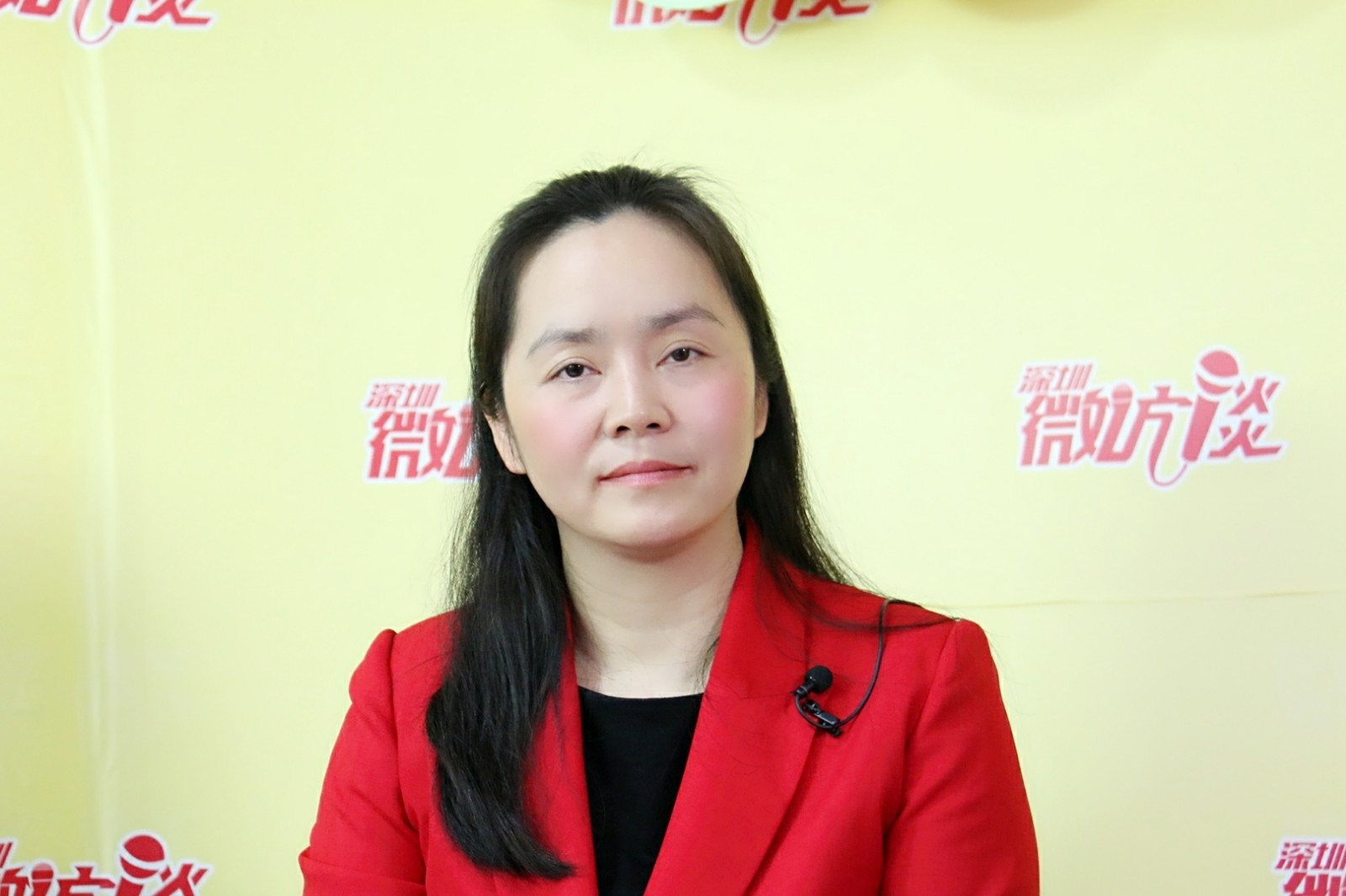 胡红:深圳微访谈创始人 嘉宾 曹蓉:深圳市物联网智能技术应用协会秘书