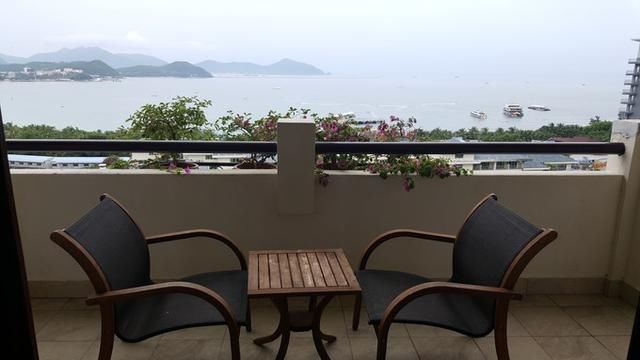 怀孕八个多月的女子,挺着大肚子,胆大包天的和