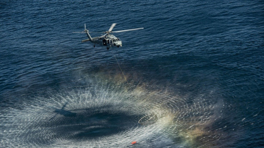 美军直升机捞起鱼雷直接扔航母甲板上