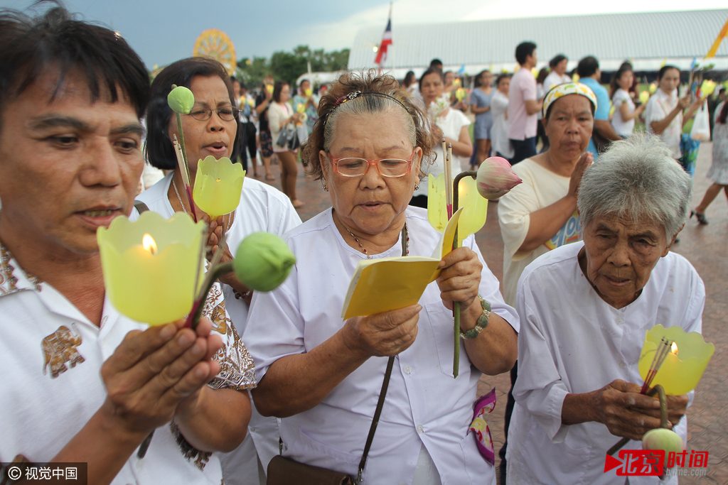 2015年2月15日，根据《福布斯》排名，普密蓬是世界上最富有的君王，其个人财产在225.86亿欧元左右。泰国政府对于国王被评为世界上最富有领导人却存在争议，他们认为那些并不都是国王的个人财富，而是国家的财富。图为当地时间2016年7月19日，泰国素林，民众参加蜡烛节游行，向国王普密蓬致敬。