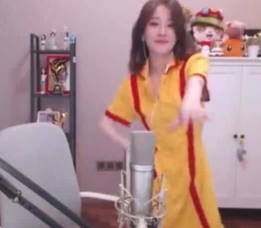 冯提莫直播跳海草舞,一不小心露出了这个,弹幕