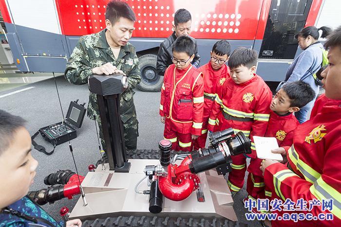 "救援神器"让孩子大开眼界 "救援神器"让孩子大开眼界