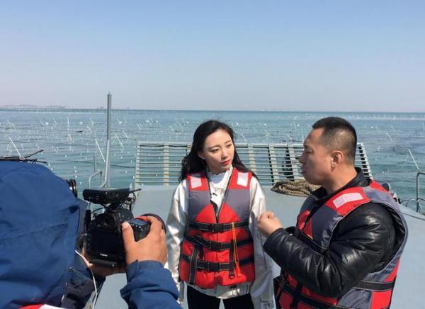 图为主持人蒋炎诺在采访蓝色金田总经理张凯