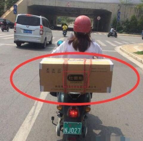笑死不偿命的二十一张图，美女这样坐在购物车上就不怕摔下来吗?