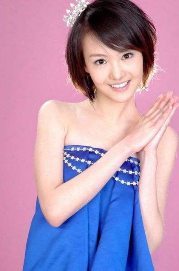 郑爽肚子疼到浑身颤抖,还依然保持微笑!网友:快