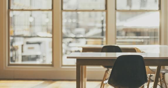 校草打篮球扭伤脚,一群女生围上去,他却只喊我