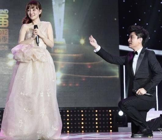 李小璐夜宿门后遗症:20年打拼一夜成空,春晚无