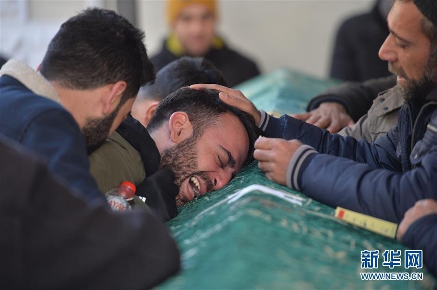 1月26日，在土耳其东部埃拉泽省，人们为地震中的遇难者举行葬礼。 新华社发（穆斯塔法·卡亚摄）