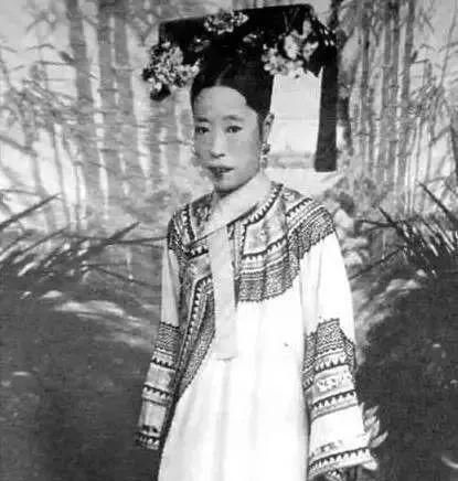 清朝历史上唯一一个被脱掉裤子打板子的妃子是