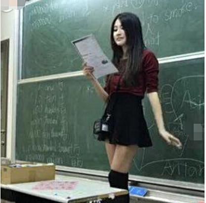 女老师穿超短裙上课走红,当年老师长这样我可