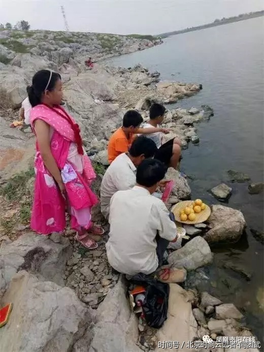 吹唢呐、敬河神  丹江渠首区域“开锁子”举行成人礼