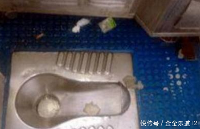 90后情侣在火车里占用厕所半小时,乘务打开厕
