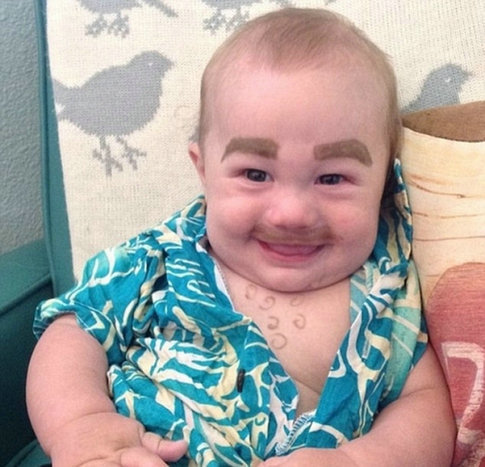 粗眉毛貌似不怎么适合小宝宝,怎么突然感觉这娃娃一下长大了.