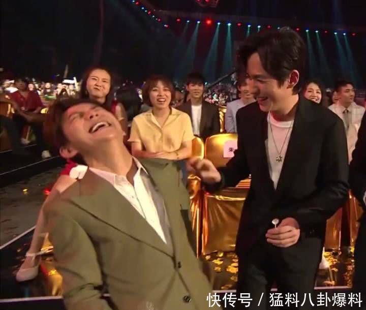 朱一龙晚会现场尬笑吓懵众人,何炅在旁失态笑