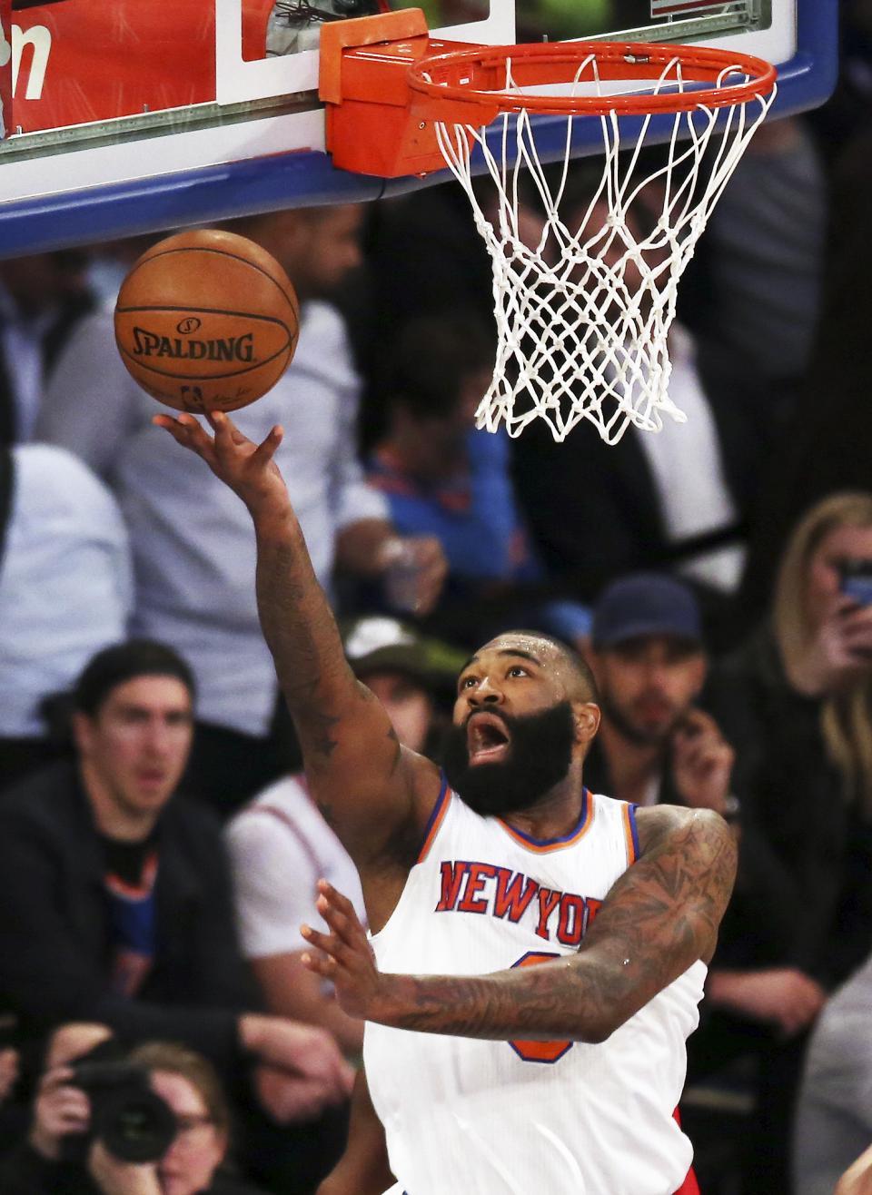 4月6日,奇才队球员沃尔在比赛中扣篮.