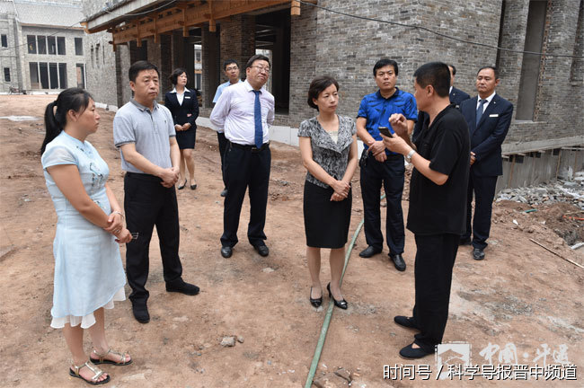 武晓花在"又见平遥"二期和国际电影展项目建设工地现场办公