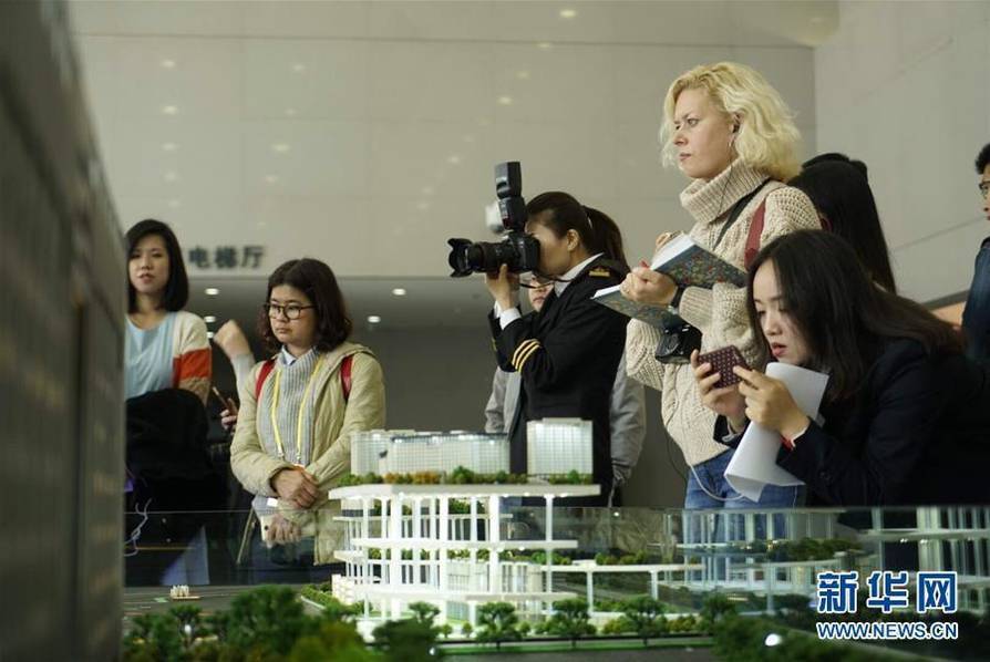 这是中外记者在北京市轨道交通指挥中心采访。