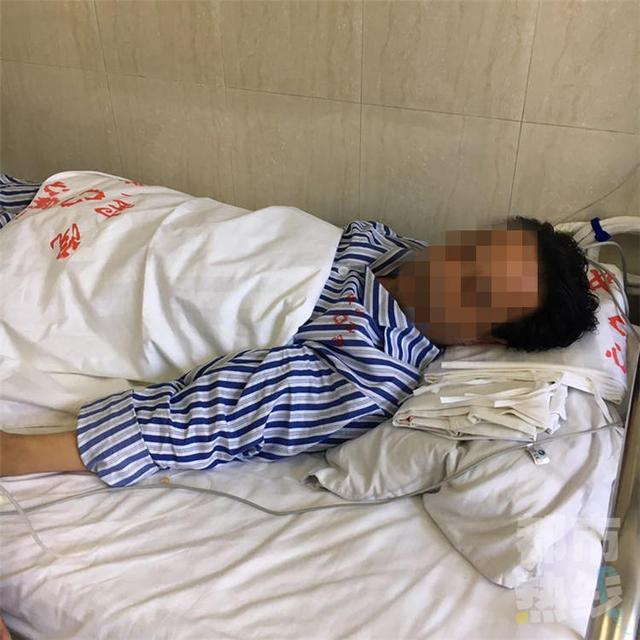 公务员医院里暴打医生致其重伤 抢警棍打保安