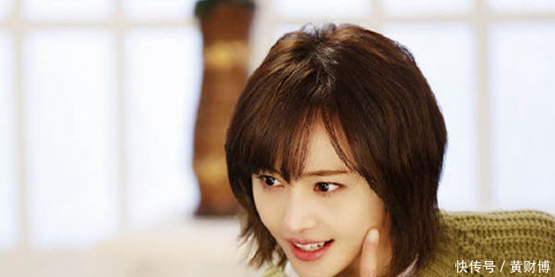 27岁郑爽和31岁刘亦菲同穿白裙子,网友一个土