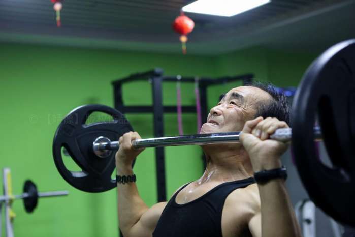 国企领导退休后当保洁员 每天健身两小时身体