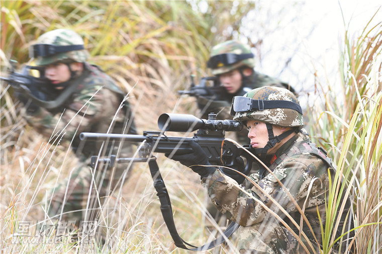 武警南昌支队机动大队组织特战队员进行小组战术训练