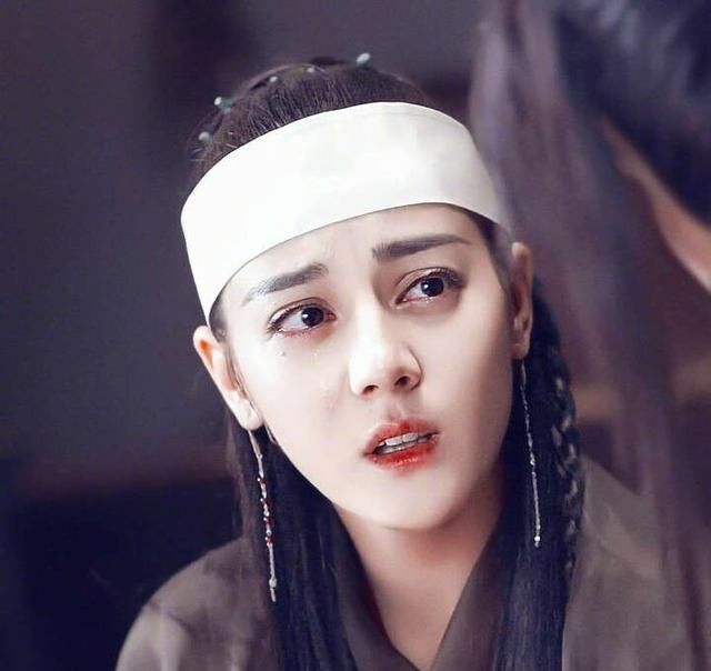 迪丽热巴恶搞《烈火如歌》剧照 网友调侃: 烈庄