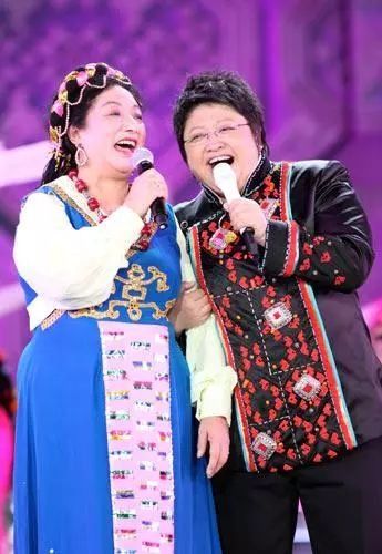韩红妈妈竟然是她!母女罕见同台合唱一首歌,震