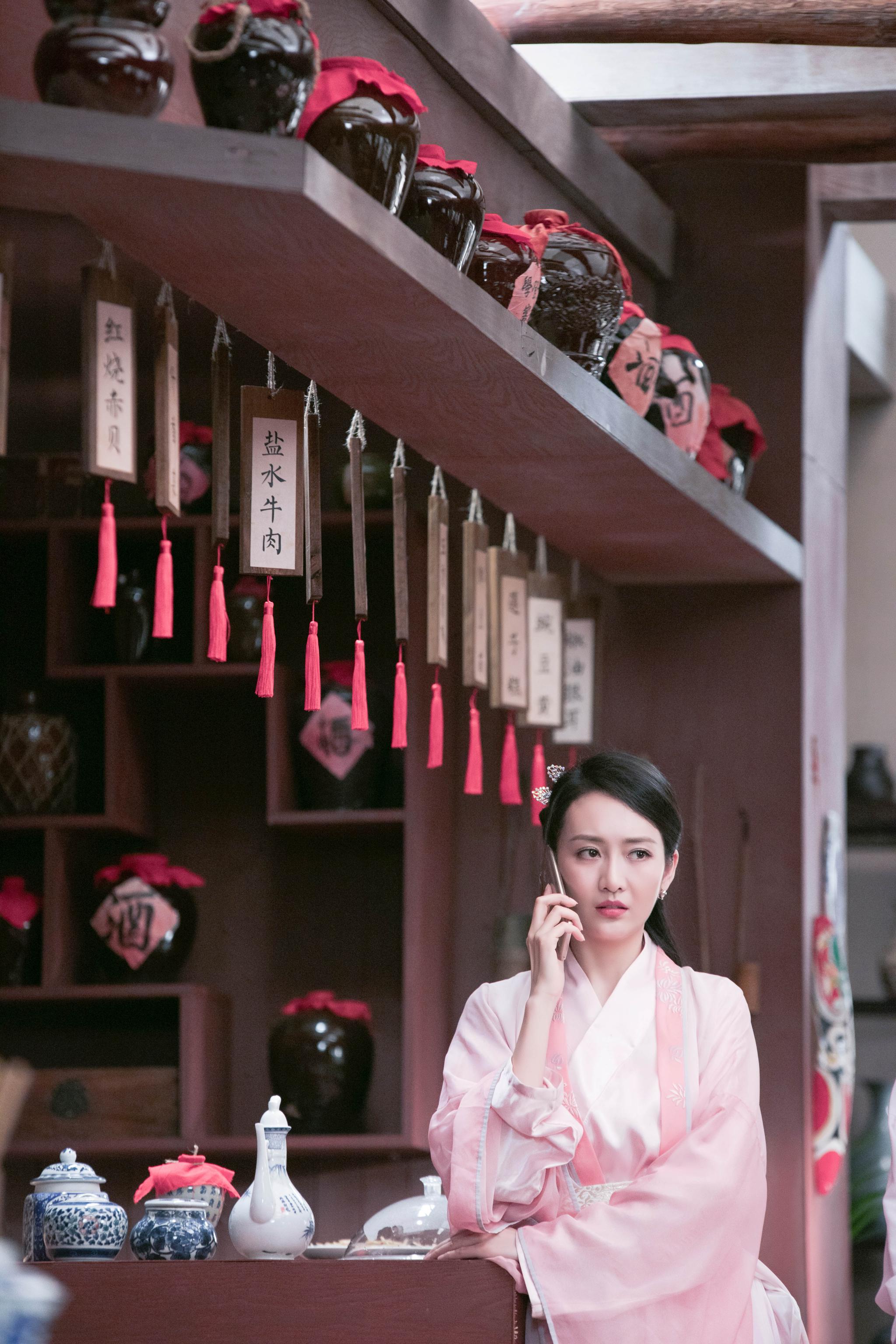 王鸥粉色古装唱京剧仙气足 对镜梳妆眼神迷人美如画