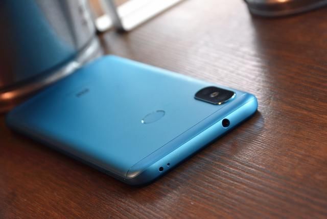 上手体验小米小刘海手机,有点像iPhone X,仅9