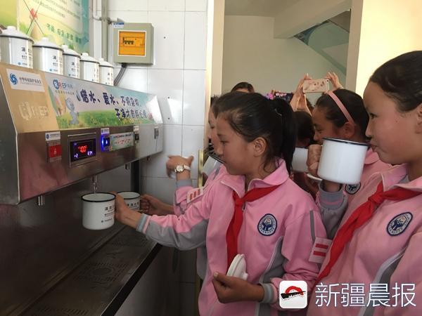 乌市将逐步在乡镇学校推行"安全饮水教室,让孩子喝上放心水